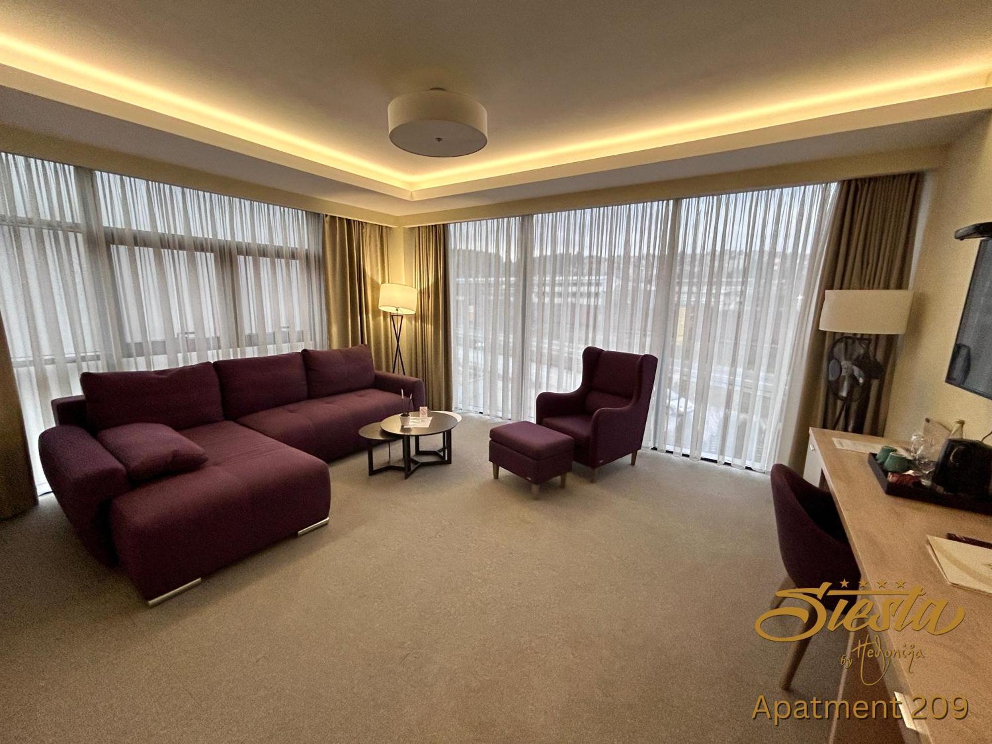 Hotel Siesta 우지체 외부 사진